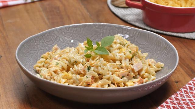 Essa salada de macarrão RÁPIDA é a solução de acompanhamento pra ceia de Ano-Novo: combina com qualquer prato