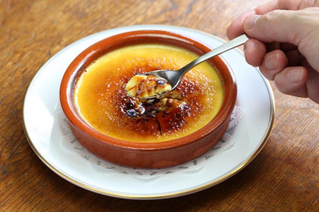 Uma sobremesa pra lá de especial: como fazer crema catalana, a versão espanhola do creme brûlée