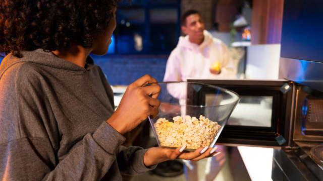 A pipoqueira perfeita para noites de filme está no esquenta Prime Day por menos de R$ 130