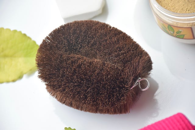 Tawashi é uma esponja utilizada pelos japoneses para otimizar a limpeza de louças e outras superfícies. (créditos: Shutterstock)