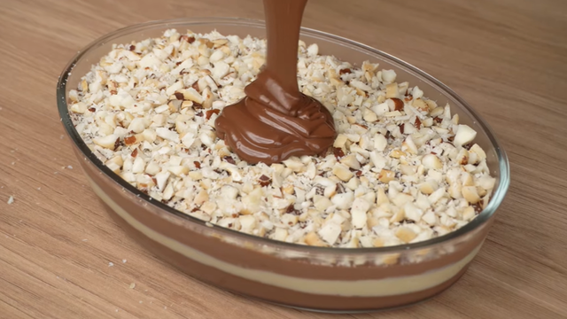Todo almoço de Páscoa precisa ter esse ovo de páscoa na travessa com casquinha crocante e castanha, fica pronto rapidinho (receita fácil)