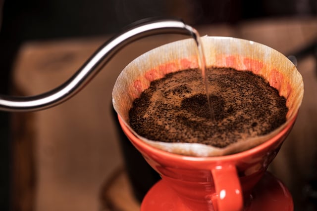 Nunca coe o café desse jeito, você perde todo o sabor do grão: barista revela as dicas para um café igual de cafeteria!