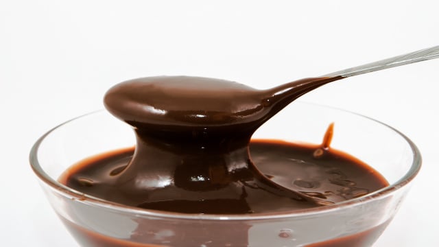 Sem leite condensado, nem creme de leite: brigadeiro de colher cremoso para uma sobremesa rápida ou até para cobrir bolos