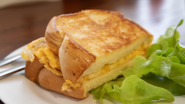 Desde que aprendi a fazer esse sanduíche de omelete rápido, nunca mais saí de casa sem tomar café