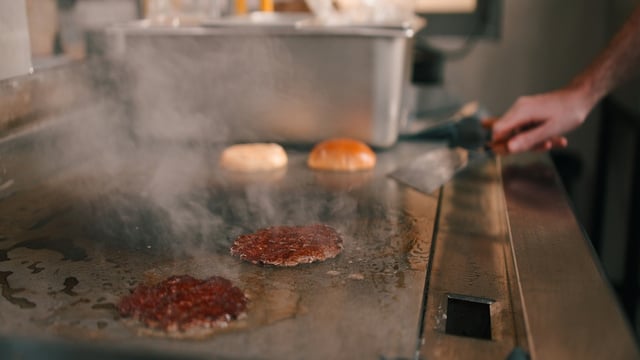 Os chefs adicionam um ingrediente aos hambúrgueres que os torna muito mais suculentos e saborosos
