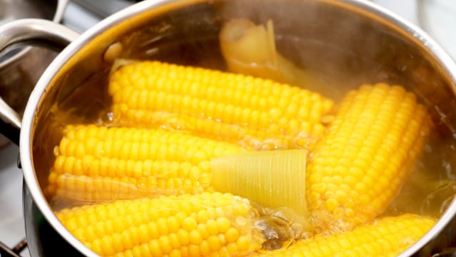 O erro que todo mundo comete ao cozinhar milho e que deixa ele duro: tem a ver com a água e é muito fácil de corrigir