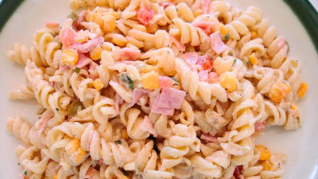 A melhor salada de macarrão que eu já comi na vida e que não pode faltar no seu churrasco