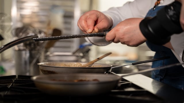 Chefs apostam em especiarias, fermentados e condimentos para criar pratos inesquecíveis. (Foto: Shutterstock)