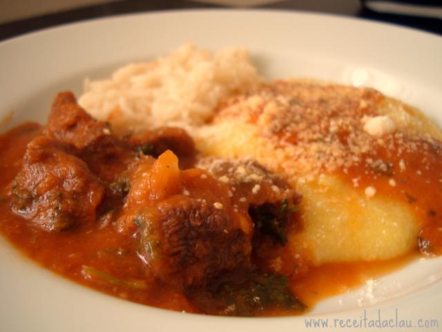 Carne de panela com polenta e arroz (Créditos: TudoGostoso/Receita Da Clau.com)