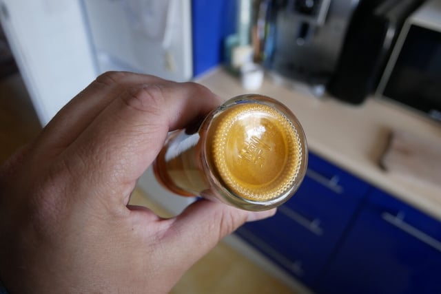 Qual é a finalidade do relevo no fundo dos potes de temperos?