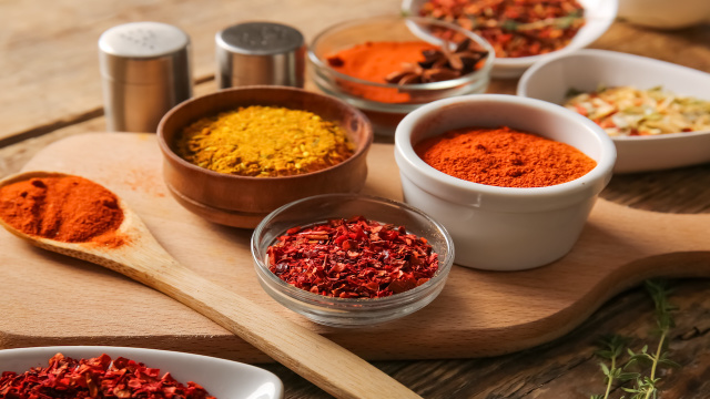 Ervas e especiarias secas utilizadas na culinária diária. (Foto: Shutterstock)