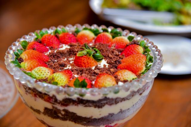 Sobremesa para quem gosta da combinação entre morango e chocolate! (Créditos: Shutterstock)