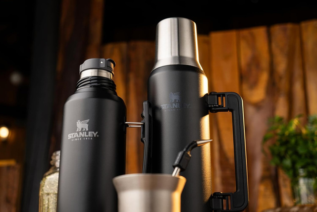 Bebida na temperatura certa com a promoção da garrafa térmica Stanley até acabar o estoque