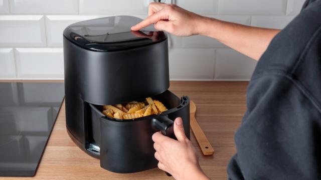"Pare já": especialista adverte contra popular método de limpeza da airfryer