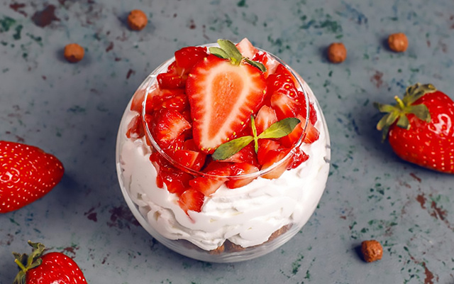 Sobremesa de última hora para o Natal? Tá na mão! Esse merengue de morango leva só 4 ingredientes, fica pronto em 15 minutos e é uma delícia