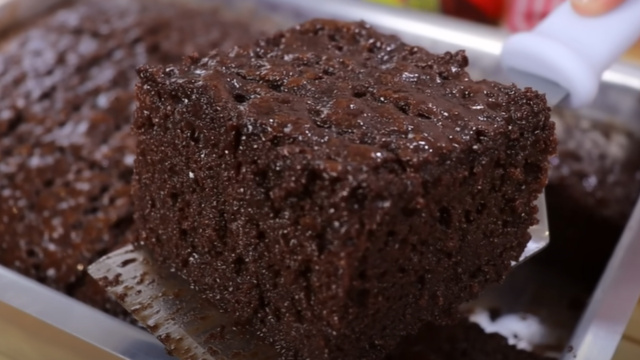 Esse é o bolo de chocolate mais molhadinho do mundo, bem chocolatudo e com uma calda irresistível: nem precisa tirar da forma que vai acabar rapidinho