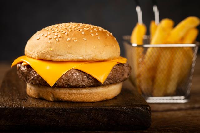 Cada cheeseburger que comemos tira 9 minutos da expectativa de vida