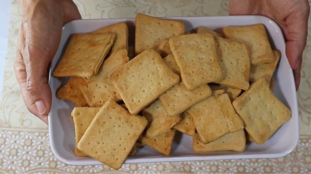 Biscoitinho caseiro leva apenas farinha, água, sal, fermento e margarina (Créditos: Reprodução/Gostando de Cozinhar/YouTube)