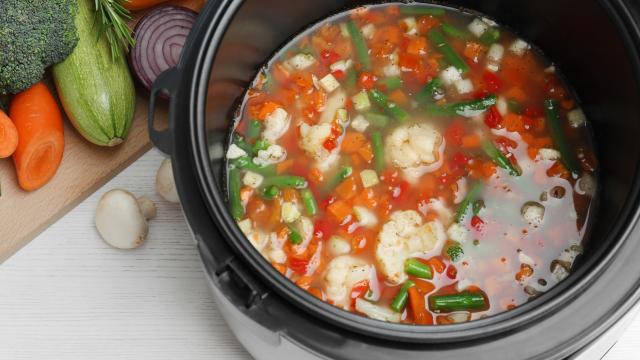 Hora das receitas de inverno! Veja 3 panelas de pressão elétricas por menos de R$ 300!