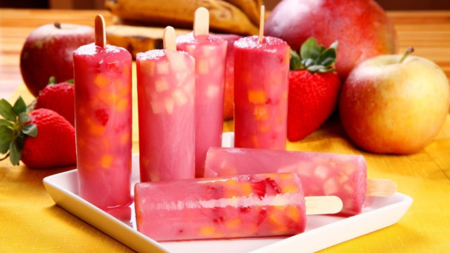 Porções de picolé de frutas feito de suco e frutas picadas (Créditos: TudoGostoso)