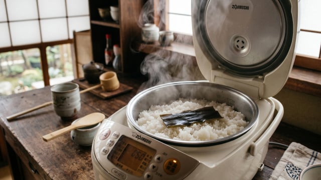 Adicionar esse ingrediente durante o preparo vai transformar o sabor do arroz do dia a dia (Créditos: Imagem gerada por IA)