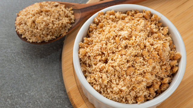 Farofa crocante de soja do TudoGostoso é a receita deliciosa que até as crianças vão gostar, combina com tudo!
