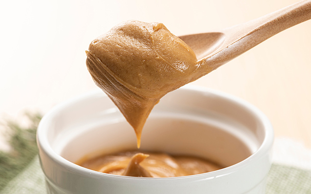 O trio de benefícios que ninguém espera da pasta de amendoim: músculos, glicose e câimbras