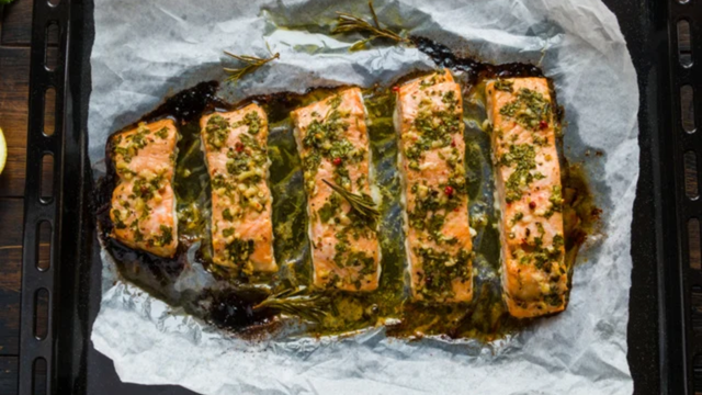 Salmão ao forno com manteiga e ervas. (créditos: TudoGostoso)