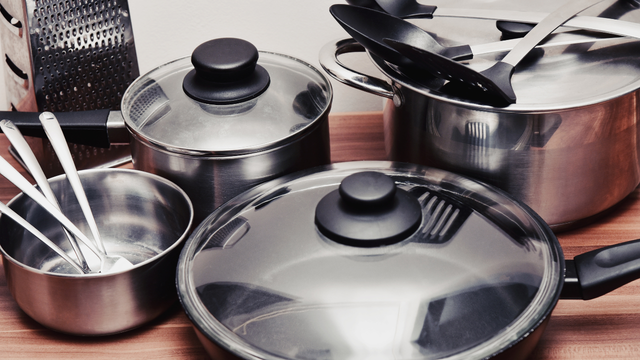 Panela velha é que faz comida boa? Confira 3 jogos de panela que vão mudar a forma como você cozinha