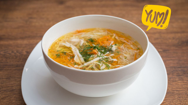 Canja de galinha quentinha com sabor de comida de mãe: essa é a receita especial da minha infância que faço sempre que esfria