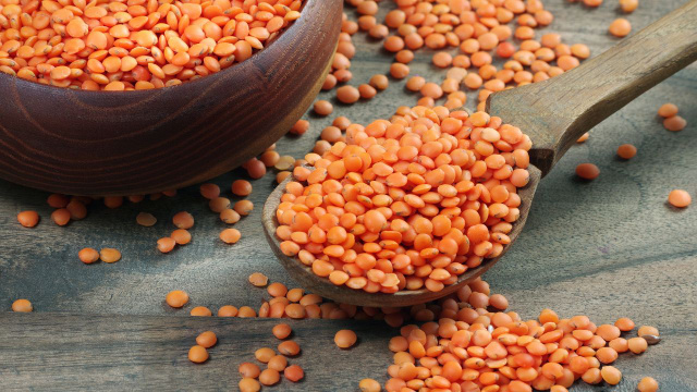 De cozimento rápido, a lentilha vermelha é excelente para o preparo de receitas cremosas e ensopadas (Créditos: Shutterstock)