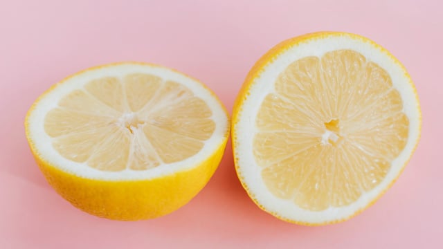 O armazenamento adequado ajuda a evitar o ressecamento do alimento na geladeira (Créditos: Magnific)