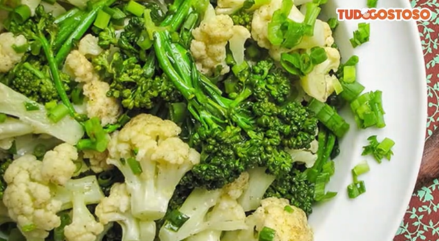 Brócolis e couve-flor são dois vegetais saborosos e muito nutritivos. (créditos: TudoGostoso) 