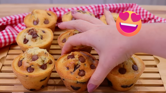 Muffin de laranja chocolatudo e fofinho: sempre faço esse bolinho em casa e fica perfeito, as crianças amam!