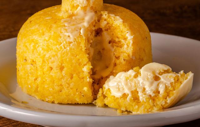 Dê adeus ao pão no café! Veja essa receita de cuscuz de frigideira RECHEADO