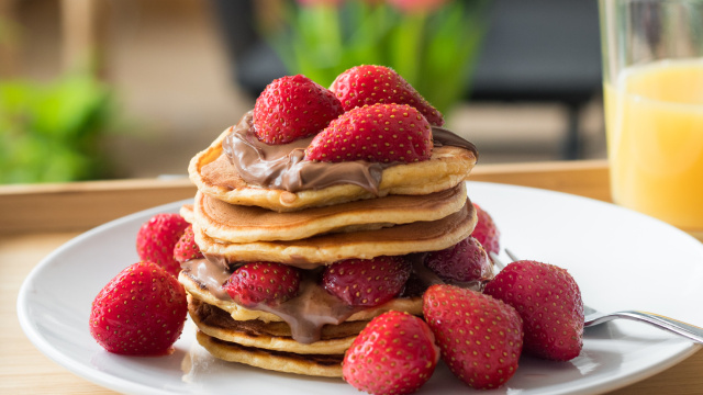 Panqueca dos sonhos tem receita de massa leve e um recheio irresistível de morangos com creme de avelã