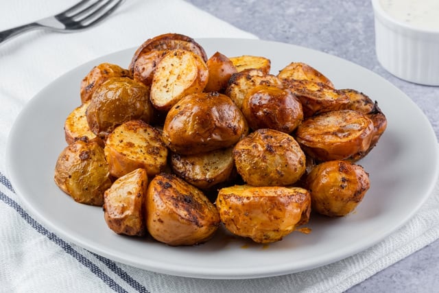 Cubra as batatas com este ingrediente antes de assar e elas ficarão douradas e macias