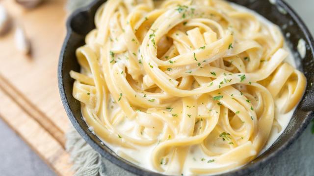 Faço esse molho branco para macarrão todo Dia dos Namorados e é sucesso todas as vezes: fácil e rápido, conquiste seu amor com essa receita!
