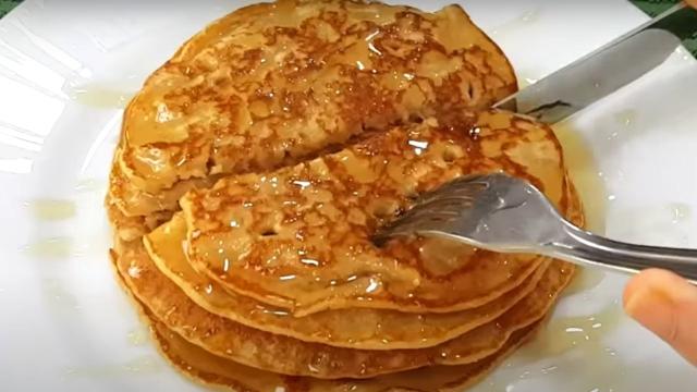 Troque o pão do café a manhã por essa panqueca SEM TRIGO e SEM OVO: receita nutritiva de liquidificador é muito fácil de fazer