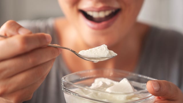 Iogurte grego é saudável? Veja o que olhar no rótulo antes de comprar para escolher melhor