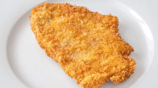 Adeus à farinha de rosca: receita de frango à milanesa com uma cobertura que você vai adorar