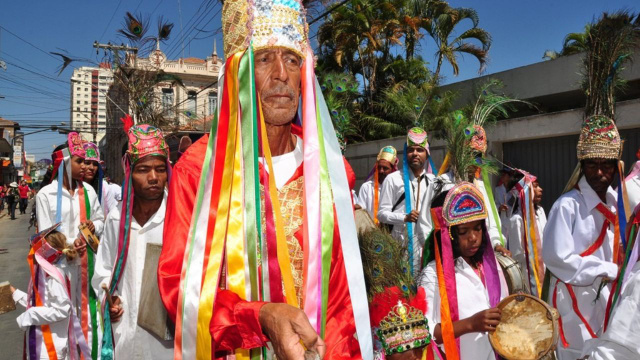 Festas de Agosto de Montes Claros: cortejo de fé com muito colorido
