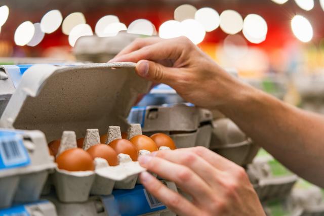 As dicas de chef pra escolher bons ovos no mercado e armazenar do jeito certo na geladeira