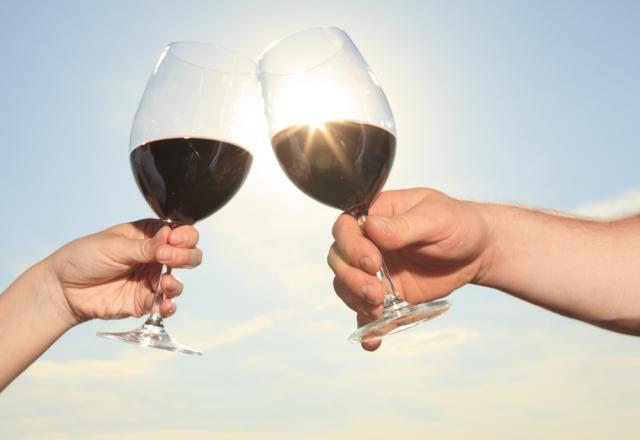 Não abre mão de beber vinho nem no calor? Então anote quais são os melhores tipos para essa época do ano