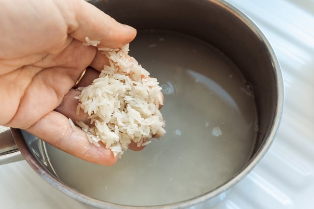 Você pode estar lavando o arroz do jeito errado: entenda quando isso ajuda e quando atrapalha a receita