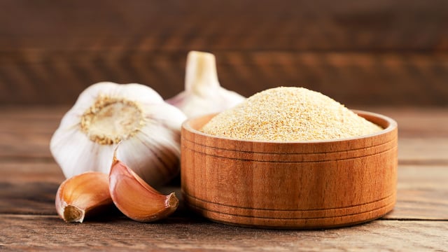 Qual a diferença entre alho fresco e desidratado nas receitas? TudoGostoso explica quando você deve usar cada um!