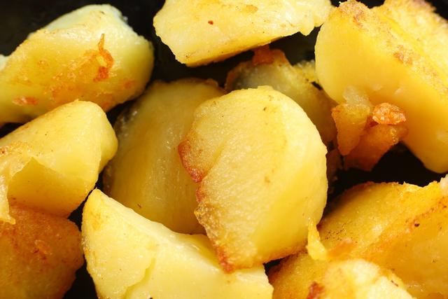 Batata sauté é um acompanhamento delicioso e vai bem com carnes e peixes. Como não amar? (Crédito: Shutterstock)