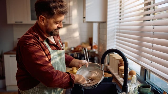 Se você lava a louça enquanto cozinha, a psicologia revela esses 8 padrões mentais sobre você