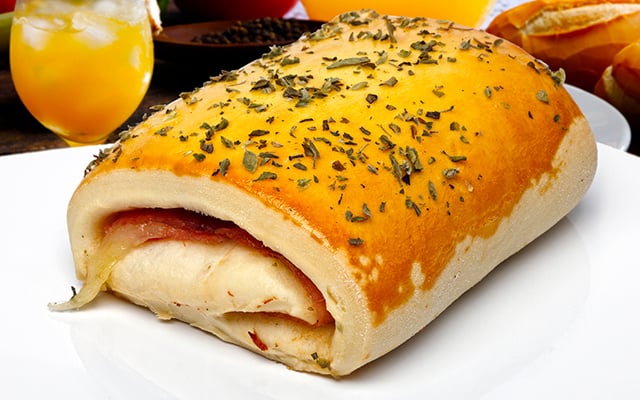 Melhor que o da padaria: esse joelho de queijo e presunto tem recheio em cada mordida e virou meu lanche favorito