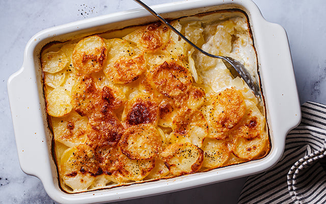 Juntei batata com queijo e levei ao forno: o resultado é simples, mas impossível de resistir